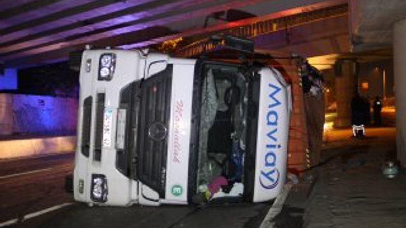 Bakırköy'de tır üst geçide çarparak devrildi