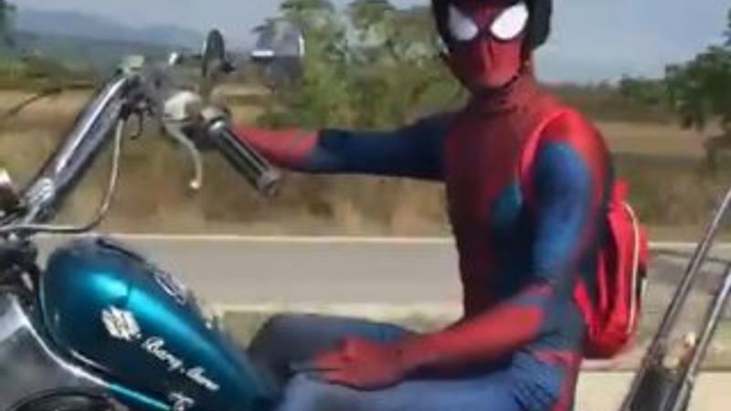 Örümcek adam kıyafetiyle motosiklet kullandı