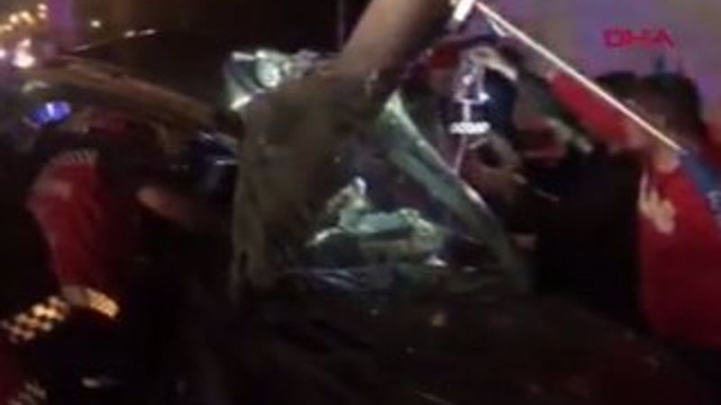 Adapazarı'nda otomobil aydınlatma direğine çarptı