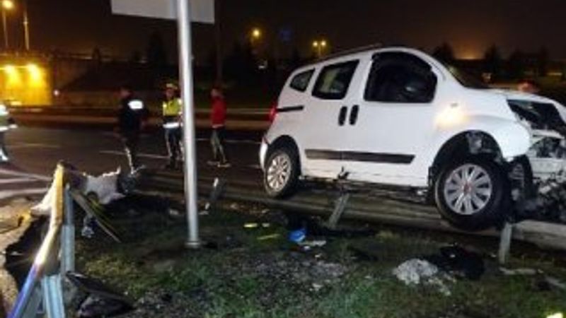 Düzce'de kontrolden çıkan araç bariyerlere çarptı