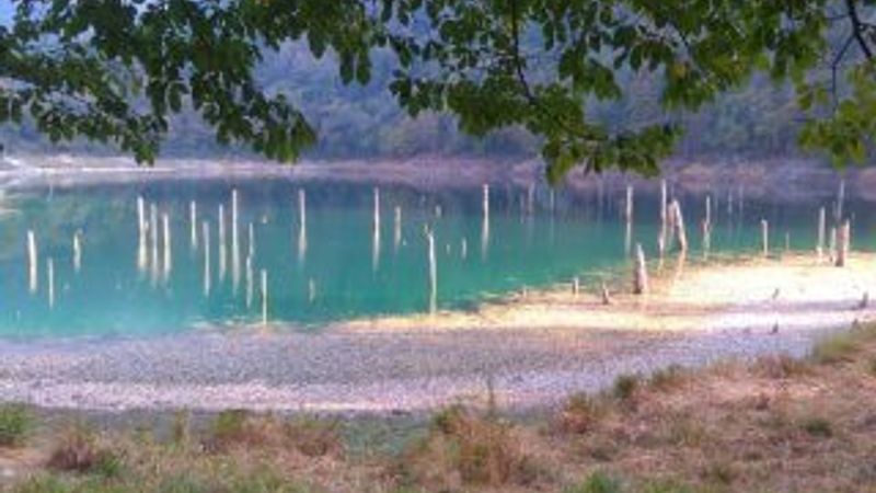 Bolu'da göl suyunun çekilmesiyle ilginç görüntüler oluştu