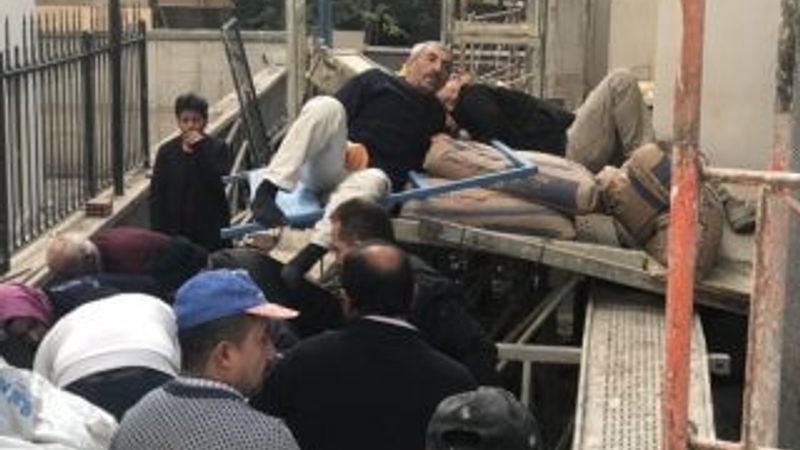 İnşaatta yük asansörü üçüncü kattan yere düştü: 3 yaralı