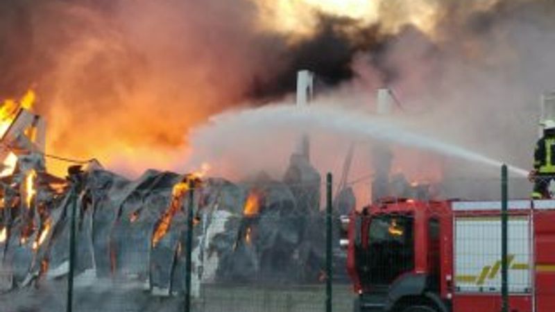 Konya'daki bir fabrika cayır cayır yandı