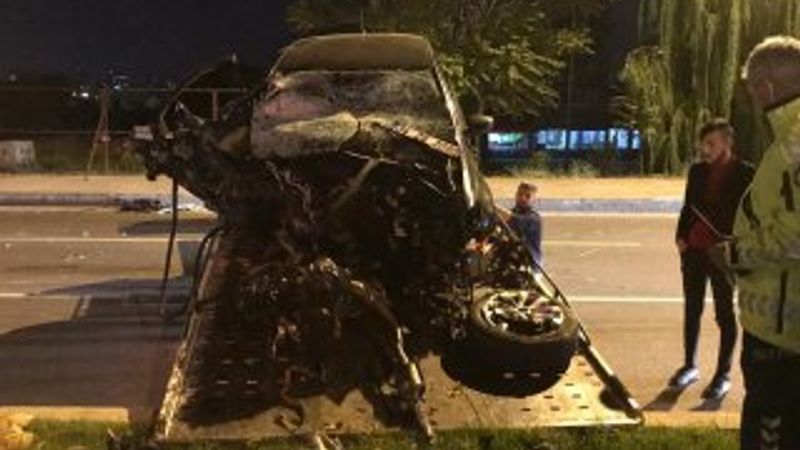 Kartal'da sahilde makas atarak ilerleyen araç kaza yaptı