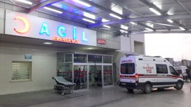 Adana'da iki araç kafa kafaya çarpıştı