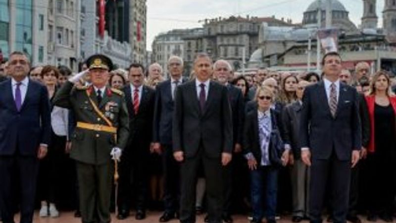 Sezgin Tanrıkulu 29 Ekim töreninde en öne geçmeye çalıştı