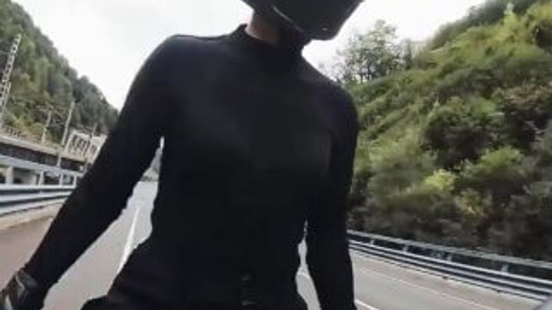 Motosikletli Rus model kaza yaptı