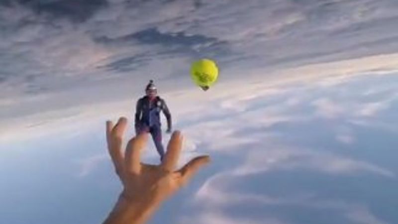 Uçaktan atlayan iki kişinin eğlenceli anları