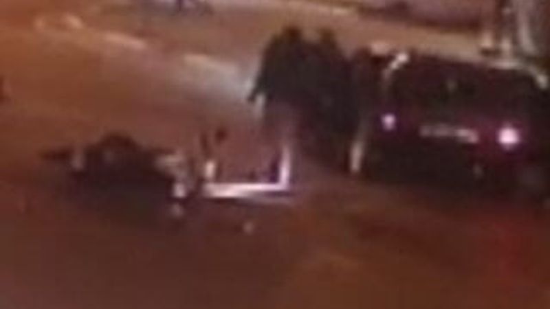 Motosiklet sürücüsüne hem çarptı hem darbetti