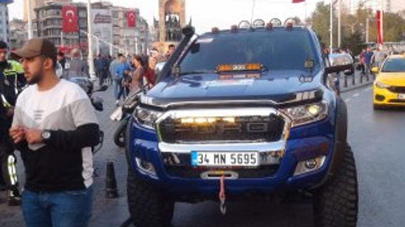 Taksim'de çakar kullanan lüks pikap sürücüsüne ceza