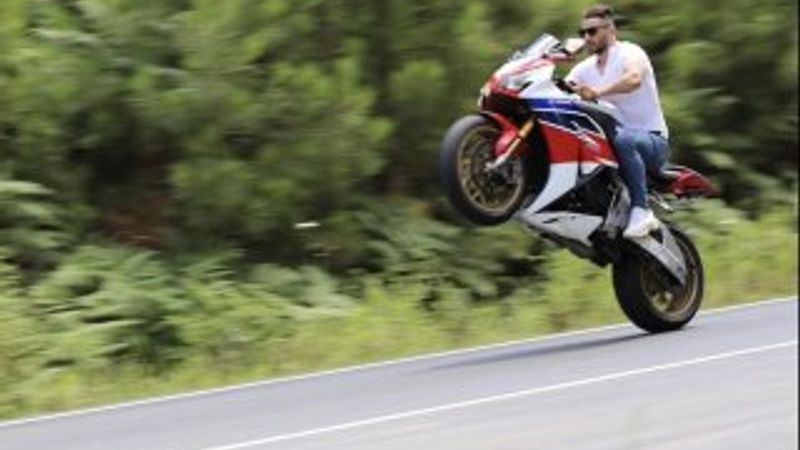 Tek tekerli makas atan maganda kamerada