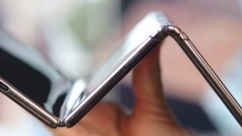 TCL'nin üç ekranlı ve iki kez katlanabilen telefonu görüntülendi