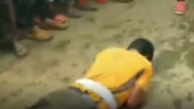 Hindistan'da şans getirsin diye kendilerini ezdirdiler