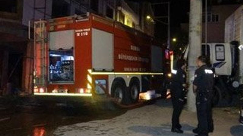 Ağabeyine kızıp, eşyaları 4'üncü kattan atarak evi yaktı