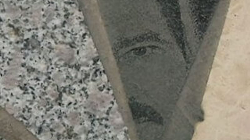 Babasının mezar taşını AVM'de gördü