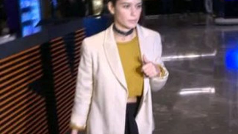 Beren Saat, tuvalete saklandı