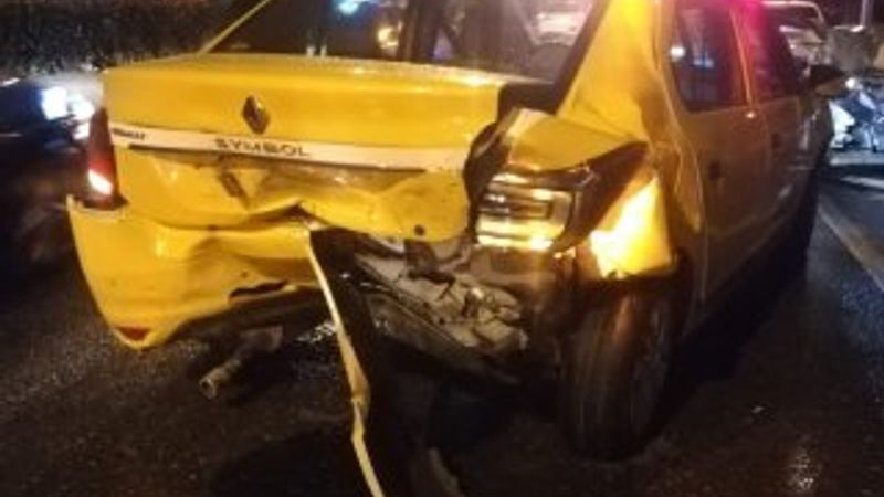 İzmir'de zincirleme trafik kazasına 6 araç karıştı