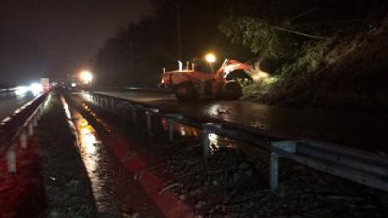 Rize'de heyelan nedeniyle yol kapandı