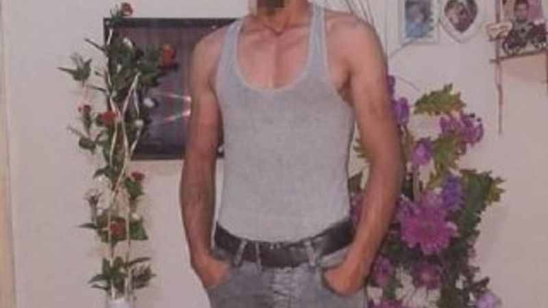 Şoförün yanında oturdu diye karısını yakarak öldürdü