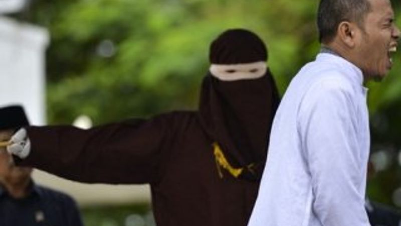 Dini lider zinadan kırbaç yedi