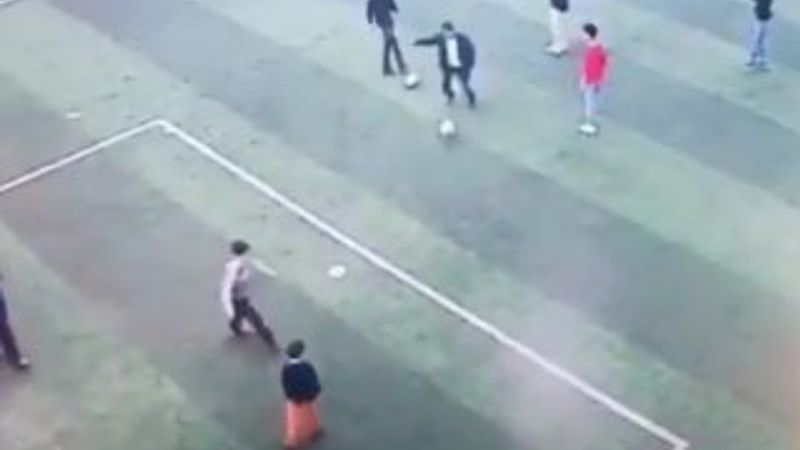 Halı sahada top çarpan yaşlı adam