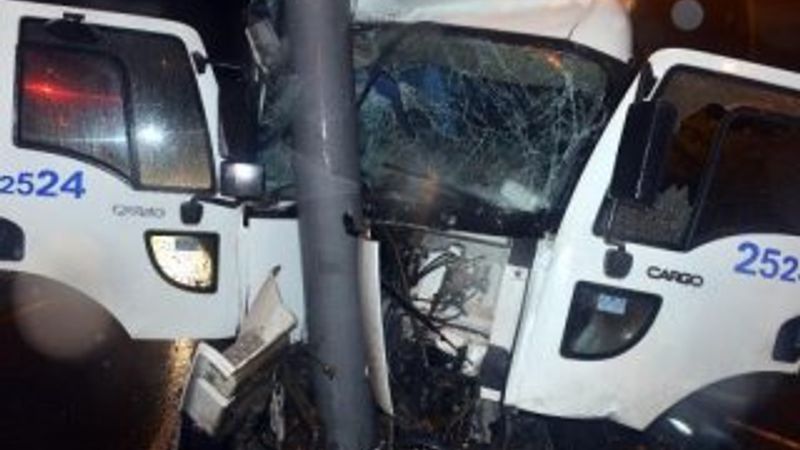 Kahramanmaraş'ta kamyon tabela direğine çarptı