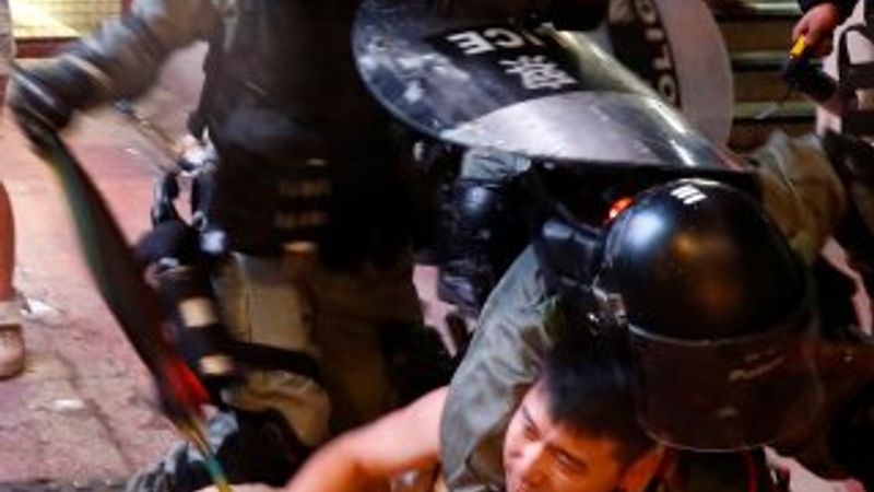 Hong Kong'ta gösteriler şiddetini artırdı