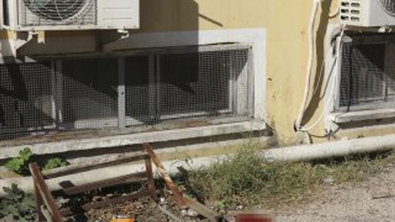Adana'da pencere önüne bırakılan bebek düşüp öldü