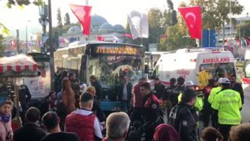 Beşiktaş'ta halk otobüsü durağa daldı
