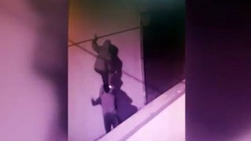 Örümcek adam gibi binaya tırmandı