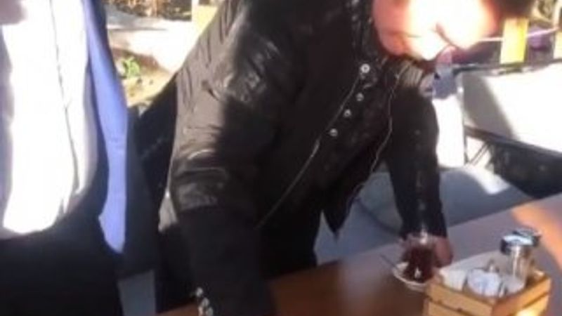 Orhan Gencebay yılanın başını okşadı