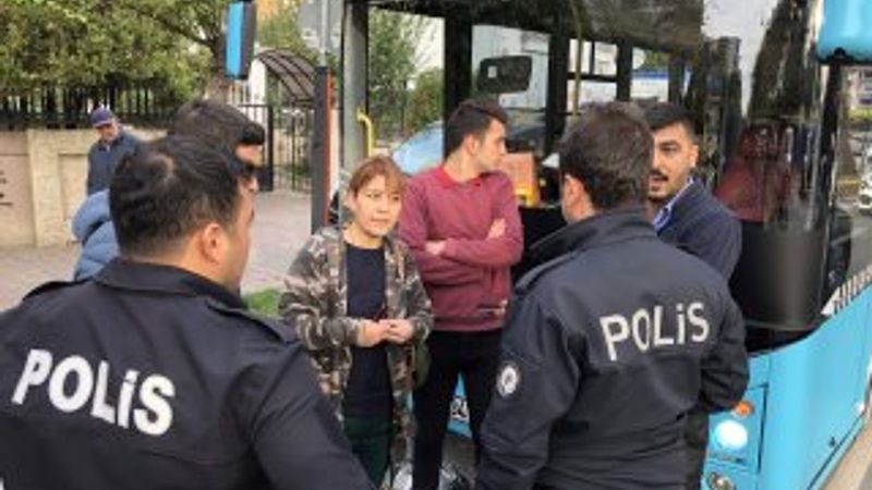 Lastik patladı, anne ve oğlu şoförle birbirine girdi