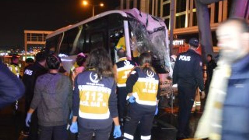 Çevik kuvvet minibüsü kaza yaptı