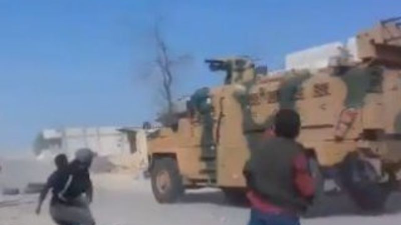 Kobani'de YPG'liler Türk askerini taşladı