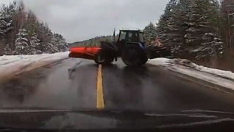 Rusya'da hızını alamayan araç traktöre çarptı