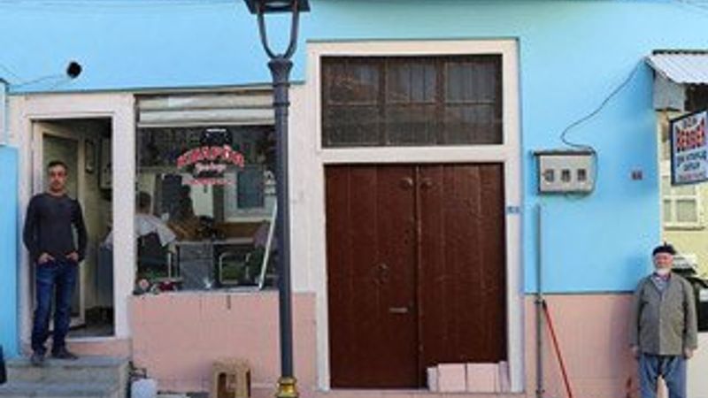 Baba ile oğlu, yan yana berber dükkanı açtı