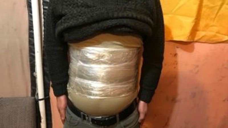 Vücuduna sardığı 2 kilo 50 gram esrarla yakalandı