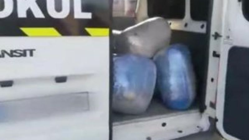 Öğrenci servisinden 176 kilo esrar çıktı