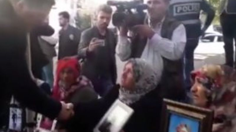 AP üyesi Zdechovsky, Diyarbakır annelerine gitti