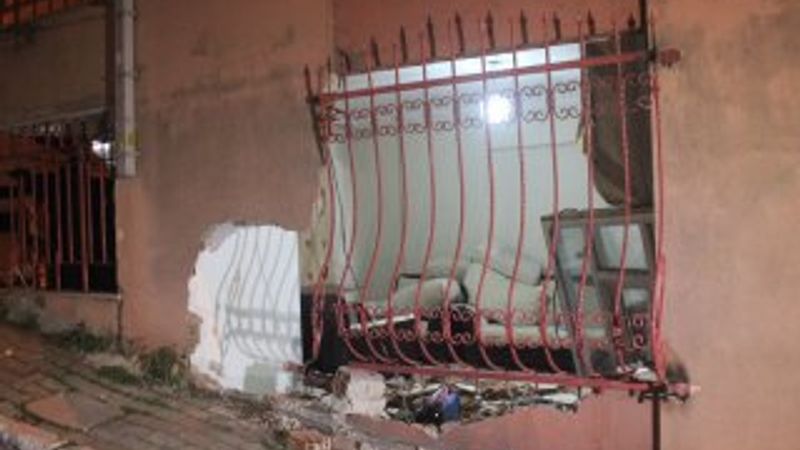 İstanbul'da araç evin salonuna daldı