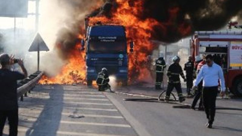 Adana'da oyuncak yüklü tır otoyolda yandı