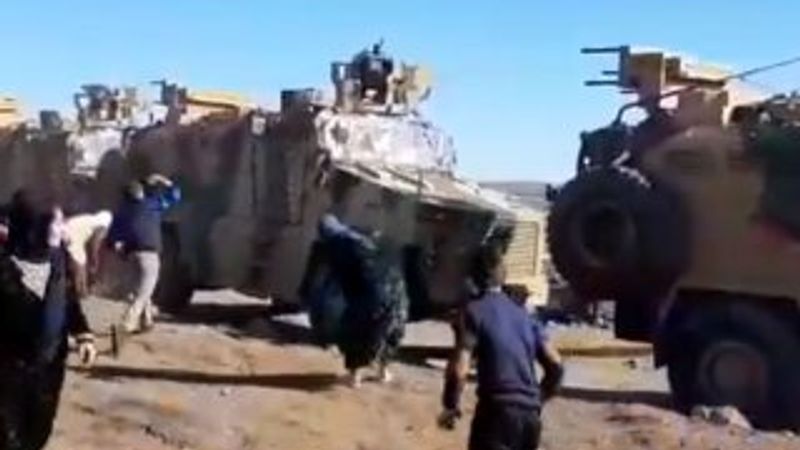 YPG'liler Türk askerini taşladı