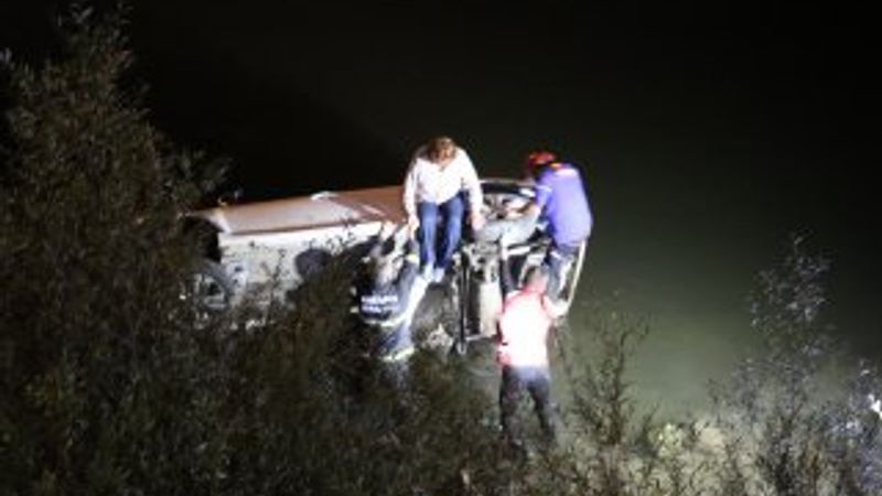 Karabük'te kontrolden çıkan araç ırmağa devrildi
