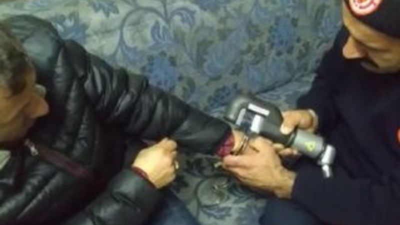 Şaka için takılan kelepçenin anahtarı bulunamadı