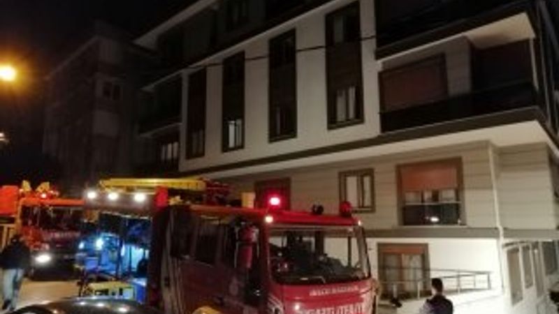 Kapalı otoparkta çıkan yangında binadakiler çatıya çıktı