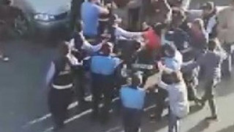 Gebze'de vatandaşlar zabıta ekiplerine tepki gösterdi