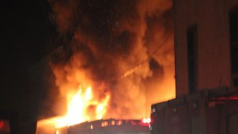 Kocaeli'de geri dönüşüm fabrikası yandı