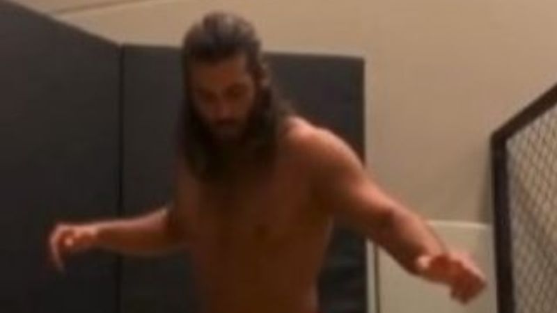 Can Yaman'dan bacak şov