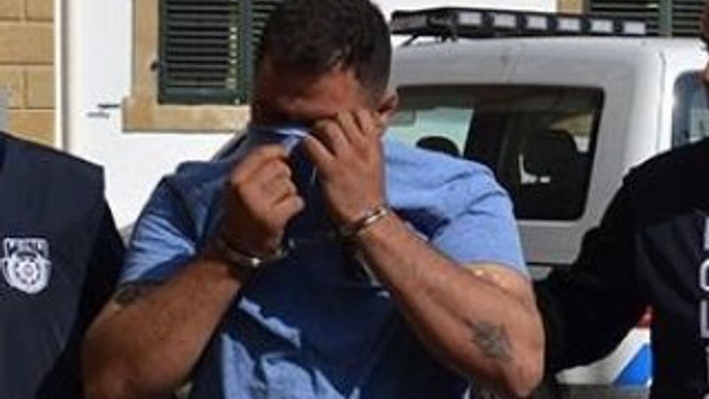 Kıbrıs'ta kız arkadaşından ayrıldı diye annesini bıçakladı