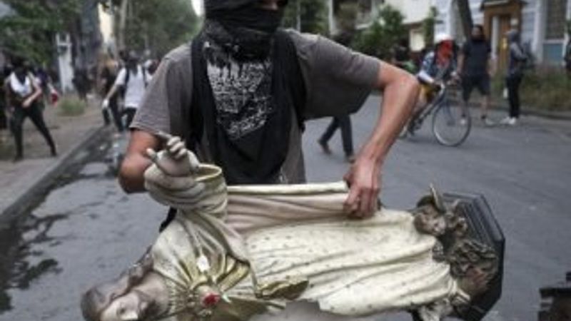 Şili’de göstericiler üniversite yaktı, kilise yağmaladı